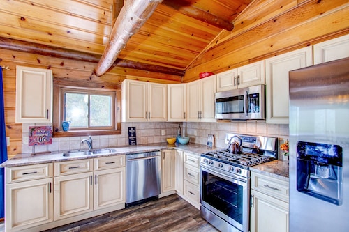 Rockhaven Retreat with HOT TUB & EV Charger