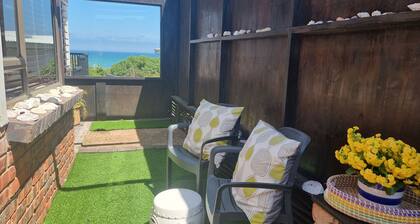 AJUSTE DE LA PLAYA TRANQUILA CERCA DE LUGARES Y AEROPUERTO SURF MUNDIALES.