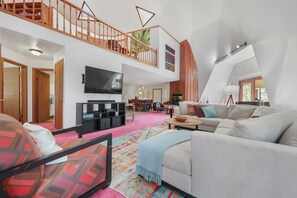 Smart-tv, pejs, dvd-afspiller, bordfodbold