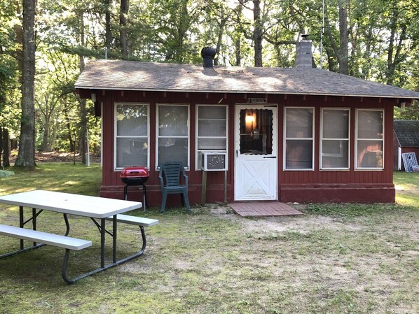 Outdoor dining - Cozy "Up North" Cabin in the woods with Pentwater Lake frontage and access (Pentwater)