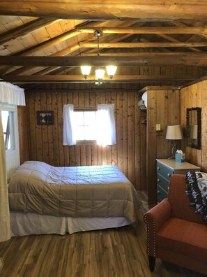 2 bedrooms, free WiFi, bed sheets - Cozy "Up North" Cabin in the woods with Pentwater Lake frontage and access (Pentwater)
