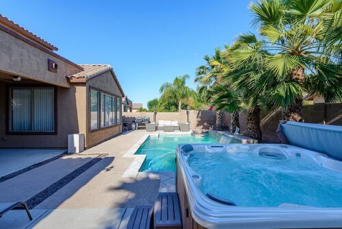 NEW LOWER RATES Heated Pool*SPACIOUS 3 FULL BATHS *8BEDS* HOT TUB* FIREPIT*