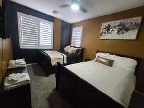 5 chambres, coffres-forts dans les chambres, bureau