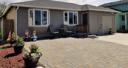 Taylor House, beautiful views of Lighthouse, Ocean and Brother Jonathan Park