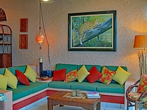 Smart TV, DVD player, books, music library - Beachfront+Snorkeling+Stunning Pool+Gardens & Art! (Akumal)