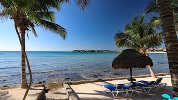 Ubicación a pie de playa, tumbonas y toallas de playa