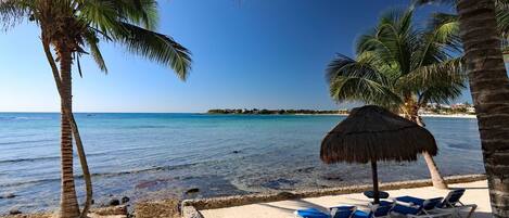 Plage, chaises longues, serviettes de plage