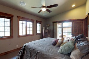 2 bedrooms, iron/ironing board, free Internet, bed sheets