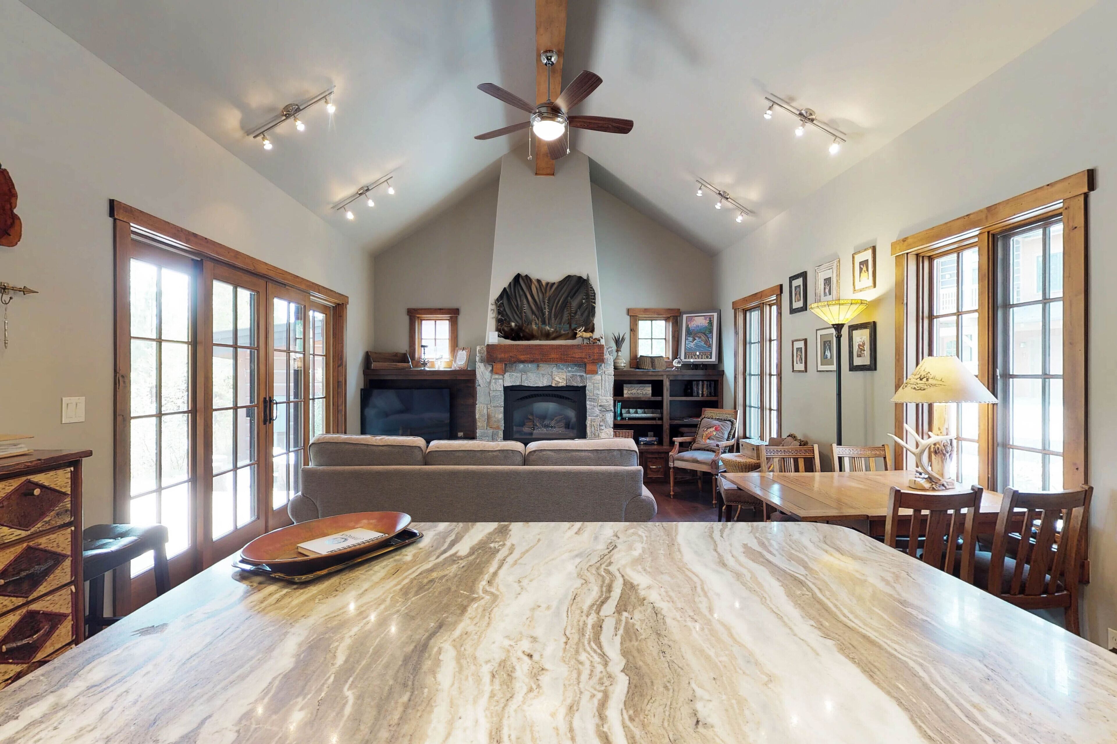 Televisión, chimenea, reproductor de DVD y libros 