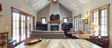 Televisión, chimenea, reproductor de DVD y libros