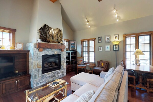 TV, fireplace, DVD player, books