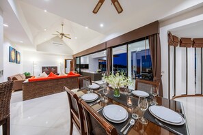 4-Bedroom Villa with Private Pool | 客室内のダイニングエリア