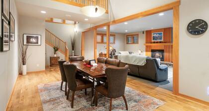 Relaxing Sunriver Retreat: Hot Tub, SHARC Passes, Golfing, Trails & Mt. Bachelor