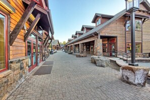 Exterior - Relaxing Sunriver Retreat: Hot Tub, SHARC Passes, Golfing, Trails & Mt. Bachelor (Sunriver)