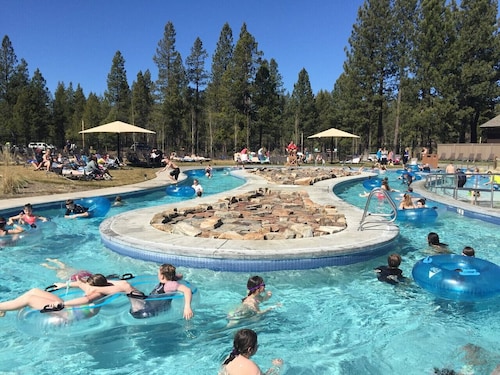 Relaxing Sunriver Retreat: Hot Tub, SHARC Passes, Golfing, Trails & Mt. Bachelor