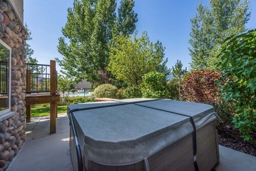 Comfy Large Townhome with private hot tub