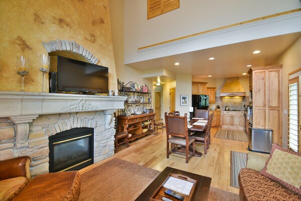 Älytelevisio, takka, DVD-soitin, videokirjasto