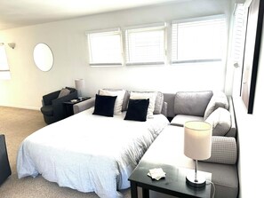 2 Schlafzimmer, Schreibtisch, Bügeleisen/Bügelbrett, Reisekinderbett