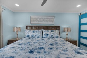 1 bedroom, iron/ironing board, free WiFi, bed sheets - BeachFront, Renovated, wifi, Bch Svc, Kitchen, pool, grill.
(Destin)