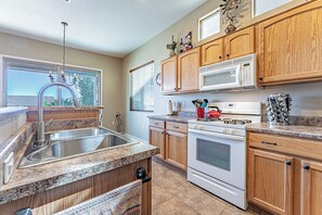 ثلاجة، ميكروويف، فرن، موقد طهي مسطح