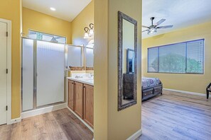 2 bedrooms, desk, iron/ironing board, free WiFi