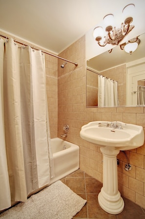 Combined shower/bathtub, hair dryer, towels