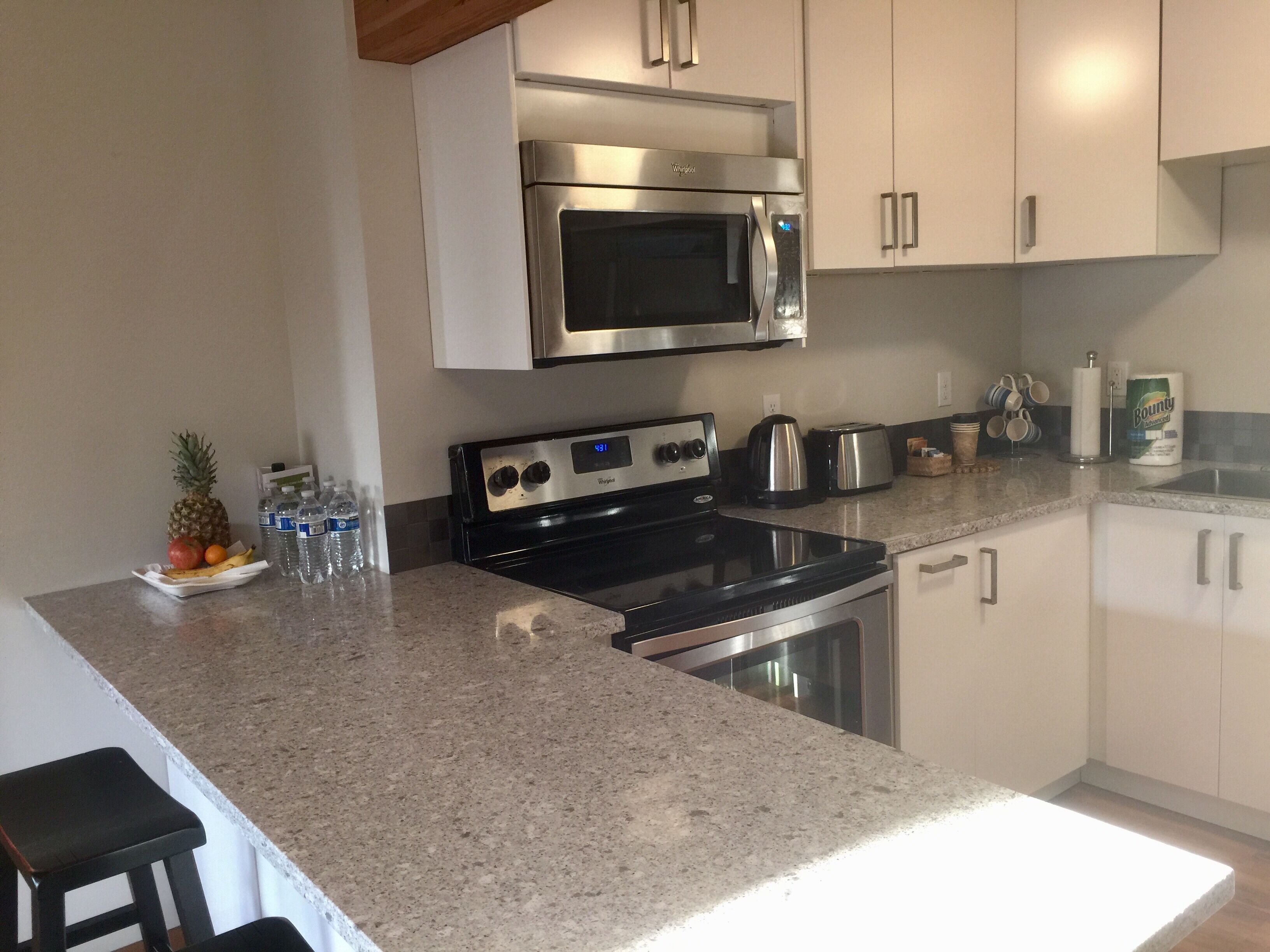 Een koelkast, een microgolfoven, een oven, een kookplaat