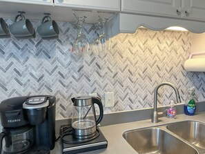 Een koelkast, een microgolfoven, een oven, een kookplaat