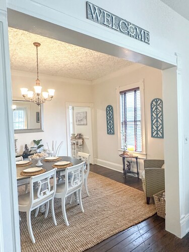 Historic Corner Cottage - charming 3 bedroom walking distance to waterfront