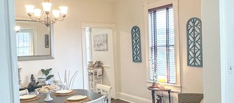 Historic Corner Cottage - charming 3 bedroom walking distance to waterfront