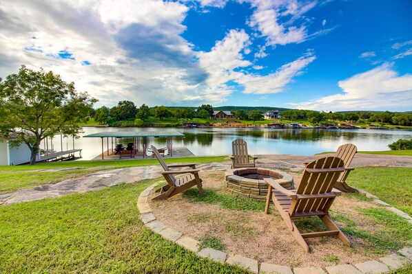 Terrace/patio - Renovated waterfront home with WiFi, lake views, dock & boat lift - dogs OK (Burnet)