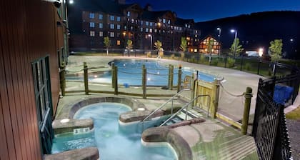 Suite + Kamin | Zugang Pool, Whirlpool, Fitnessraum | Vor-Ort-Wasserpark & Spa