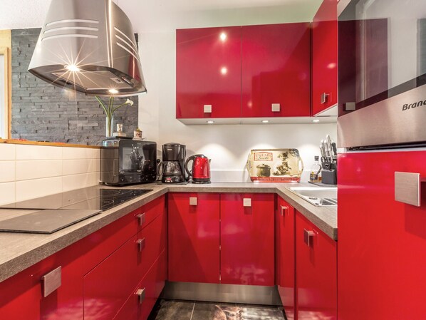 Fridge, microwave, dishwasher, coffee/tea maker