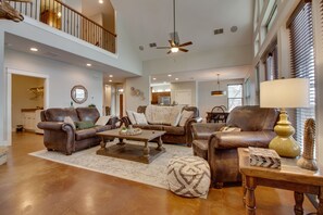 TV, DVD player, table tennis - Lakefront home with WiFi, entertainment, dock & lake views - dogs OK (Burnet)