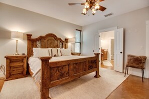 4 bedrooms, iron/ironing board, internet, bed sheets - Lakefront home with WiFi, entertainment, dock & lake views - dogs OK (Burnet)