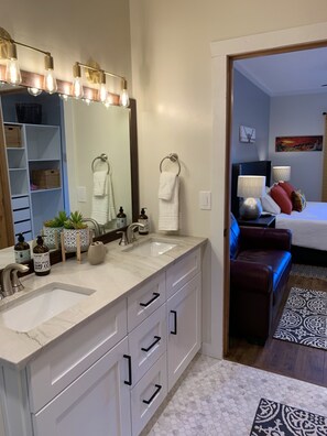 1 bedroom, free WiFi, bed sheets, wheelchair access - Inviting Ski In/Ski Out Condo. Covered Parking. Renovated! Heated Pool/Hot Tubs! (Park City)