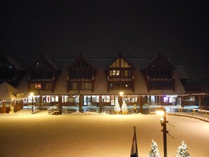 Exterior - Inviting Ski In/Ski Out Condo. Covered Parking. Renovated! Heated Pool/Hot Tubs! (Park City)