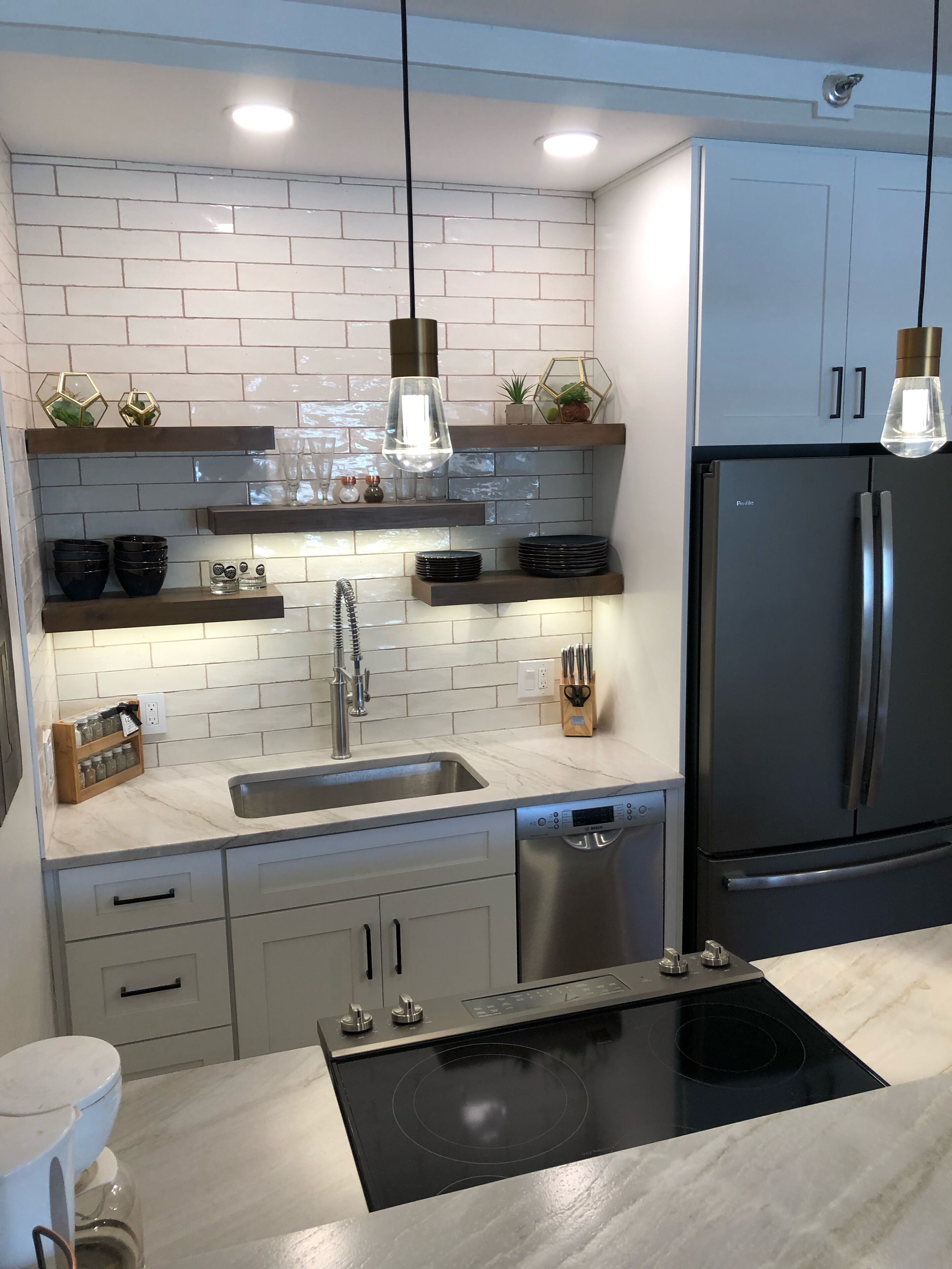 Kylskåp, mikrovågsugn, ugn och spishäll