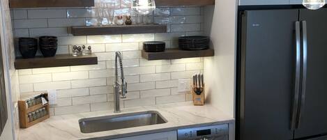 Frigorífico, microondas, horno y placa de cocina