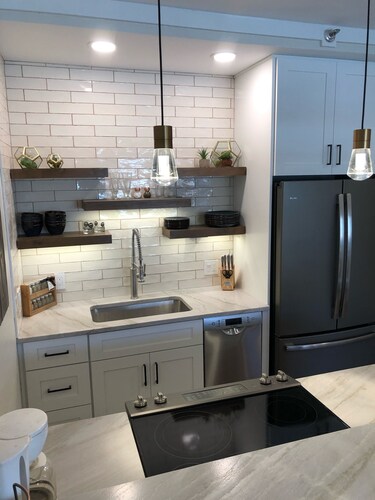 Inviting Ski In/Ski Out Condo. Covered Parking. Renovated! Heated Pool/Hot Tubs!