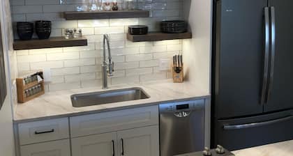 Inviting Ski In/Ski Out Condo. Covered Parking. Renovated! Heated Pool/Hot Tubs!