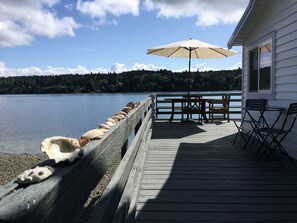 Outdoor dining - Overwater Eco Cottage on Vashon Island (Vashon)
