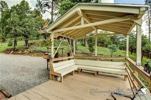 Eagles Perch: 'Carved eagles greet you in the driveway' Pet Friendly.