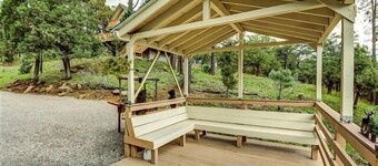 Eagles Perch: 'Carved eagles greet you in the driveway' Pet Friendly.