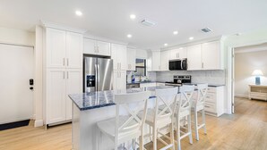Cafetera y tetera, refrigerador, microondas y horno 