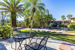 Outdoor dining - Blind Pass Condos at Bowman's Beach E102 on beautiful Sanibel Island (Sanibel)