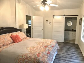 3 bedrooms, desk, WiFi, bed sheets