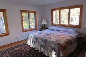 2 bedrooms, iron/ironing board, free WiFi, bed sheets - Light Filled, Woodsy Views, Atlantic Ocean Nearby... (Bristol)