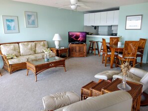 TV, lettore DVD, libri, impianto stereo