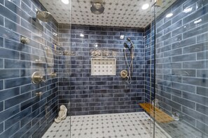 Combined shower/tub, jetted tub, hair dryer, towels
